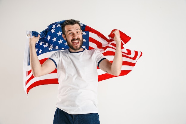 Joven con la bandera de Estados Unidos de América