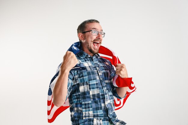 Joven con la bandera de Estados Unidos de América