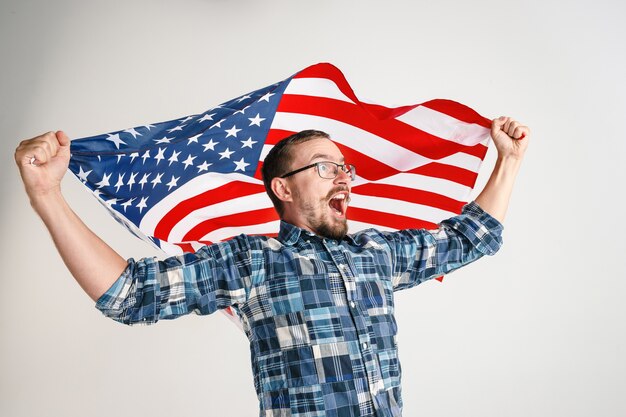 Joven con la bandera de Estados Unidos de América