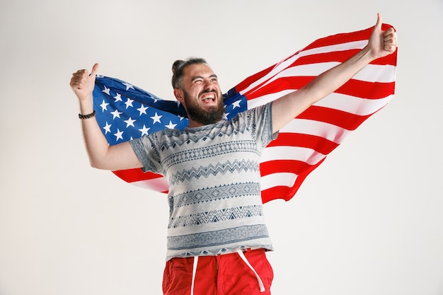 Joven con la bandera de Estados Unidos de América