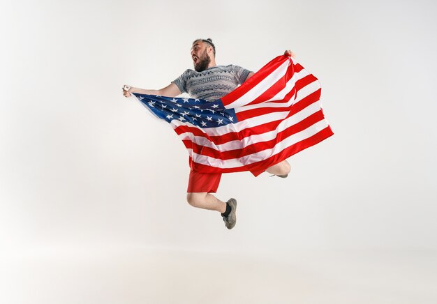 Joven con la bandera de Estados Unidos de América