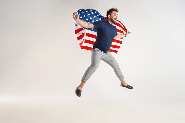 Joven con la bandera de Estados Unidos de América