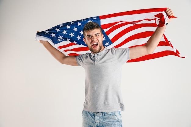 Foto gratuita joven con la bandera de estados unidos de américa