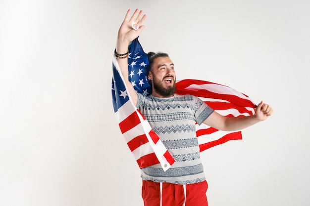 Foto gratuita joven con la bandera de estados unidos de américa