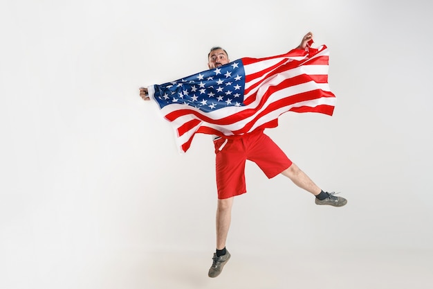 Foto gratuita joven con la bandera de estados unidos de américa