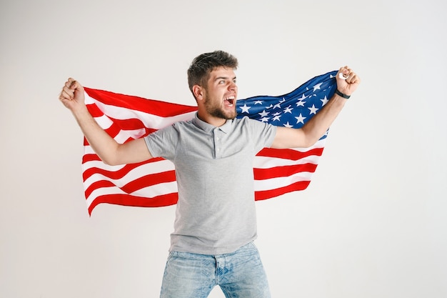 Foto gratuita joven con la bandera de estados unidos de américa