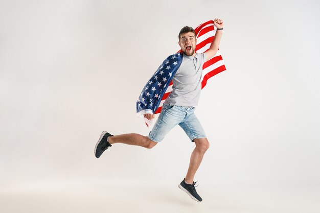 Joven con la bandera de Estados Unidos de América