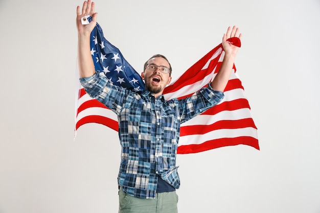 Foto gratuita joven con la bandera de estados unidos de américa