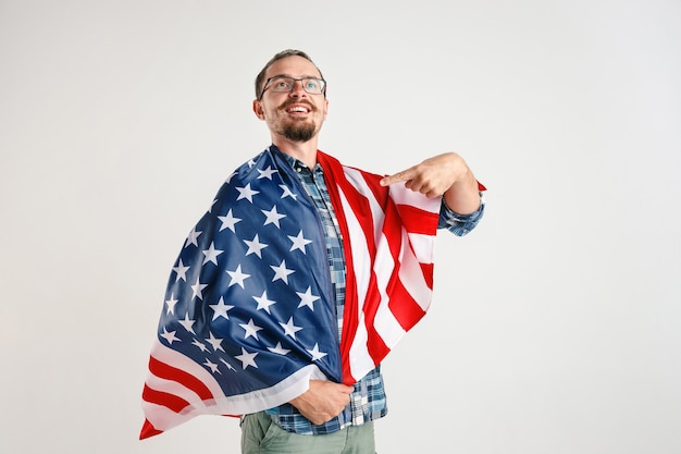 Joven con la bandera de Estados Unidos de América