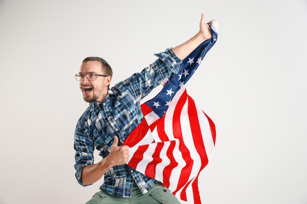 Foto gratuita joven con la bandera de estados unidos de américa