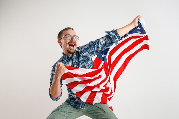 Joven con la bandera de Estados Unidos de América