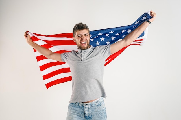 Joven con la bandera de Estados Unidos de América