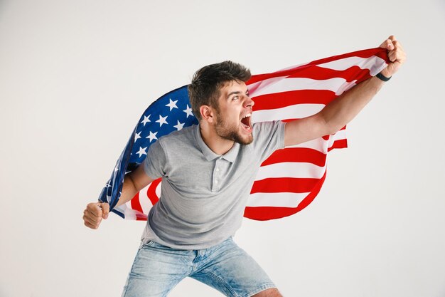 Joven con la bandera de Estados Unidos de América