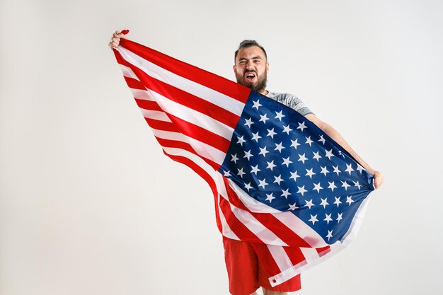 Joven con la bandera de Estados Unidos de América