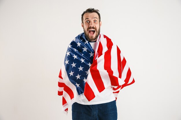 Joven con la bandera de Estados Unidos de América