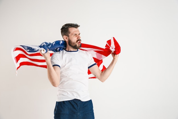 Foto gratuita joven con la bandera de estados unidos de américa