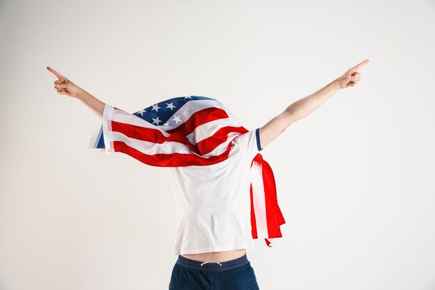 Joven con la bandera de Estados Unidos de América