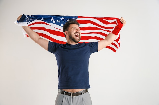 Foto gratuita joven con la bandera de estados unidos de américa