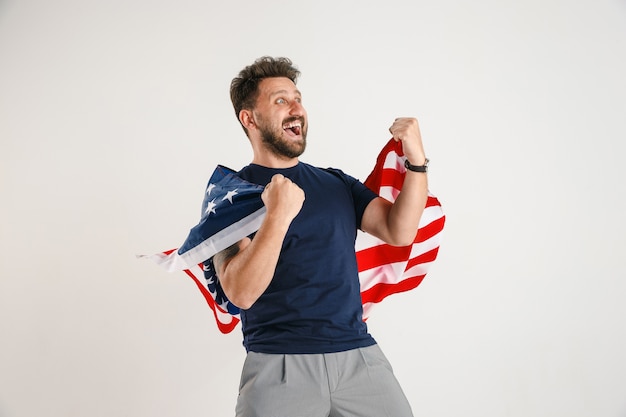 Foto gratuita joven con la bandera de estados unidos de américa