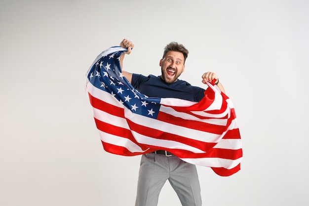 Joven con la bandera de Estados Unidos de América