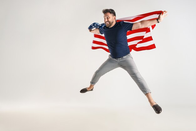 Joven con la bandera de Estados Unidos de América