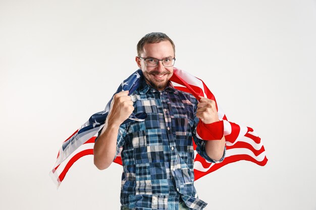 Joven con la bandera de Estados Unidos de América