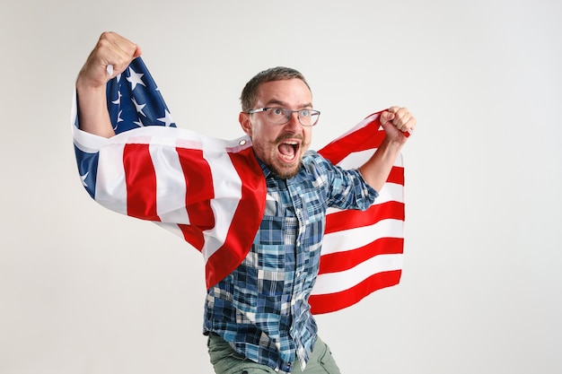 Foto gratuita joven con la bandera de estados unidos de américa