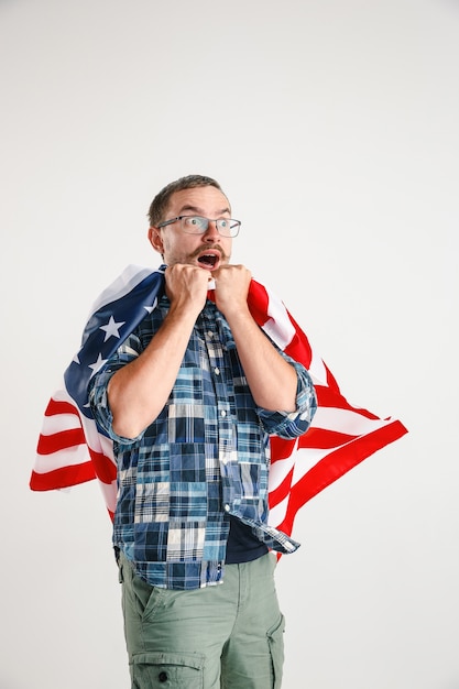 Foto gratuita joven con la bandera de estados unidos de américa