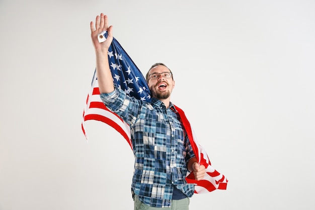 Foto gratuita joven con la bandera de estados unidos de américa