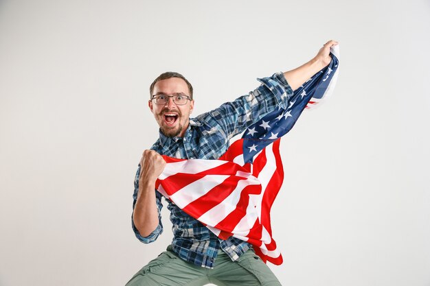 Joven con la bandera de Estados Unidos de América