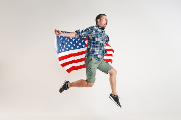 Foto gratuita joven con la bandera de estados unidos de américa