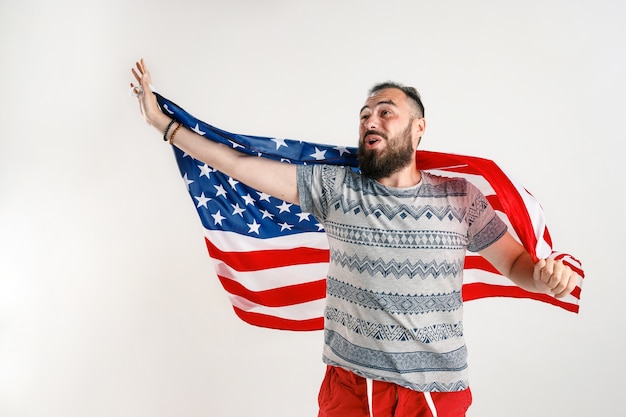 Foto gratuita joven con la bandera de estados unidos de américa