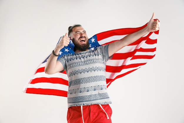 Foto gratuita joven con la bandera de estados unidos de américa