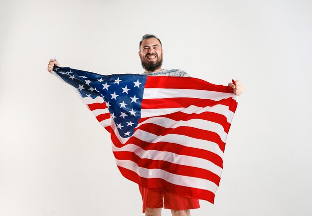 Joven con la bandera de Estados Unidos de América