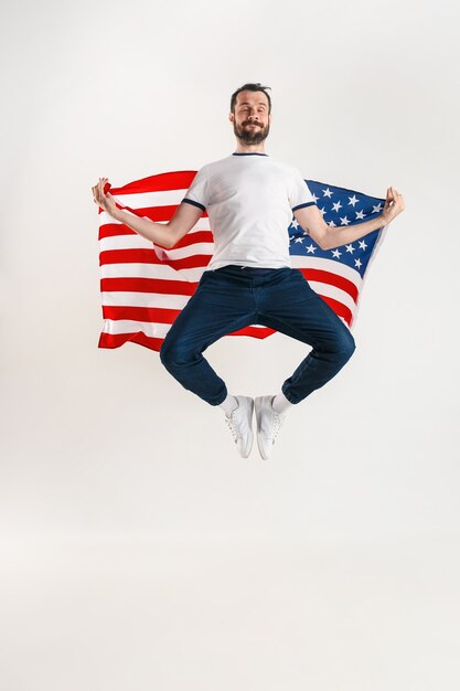 Joven con la bandera de Estados Unidos de América