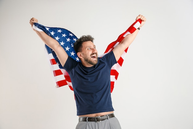 Joven con la bandera de Estados Unidos de América