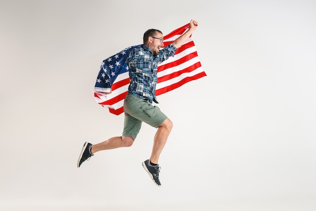 Joven con la bandera de Estados Unidos de América