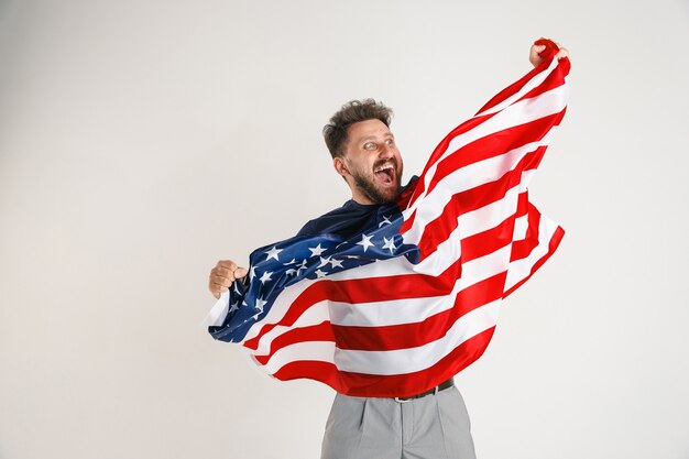 Joven con la bandera de Estados Unidos de América