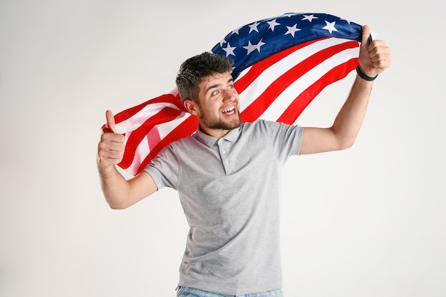 Foto gratuita joven con la bandera de estados unidos de américa