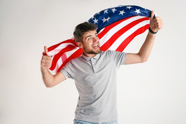 Joven con la bandera de Estados Unidos de América