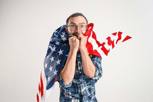 Joven con la bandera de Estados Unidos de América