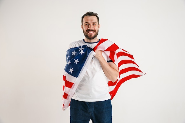 Foto gratuita joven con la bandera de estados unidos de américa