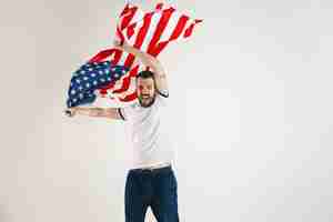 Foto gratuita joven con la bandera de estados unidos de américa