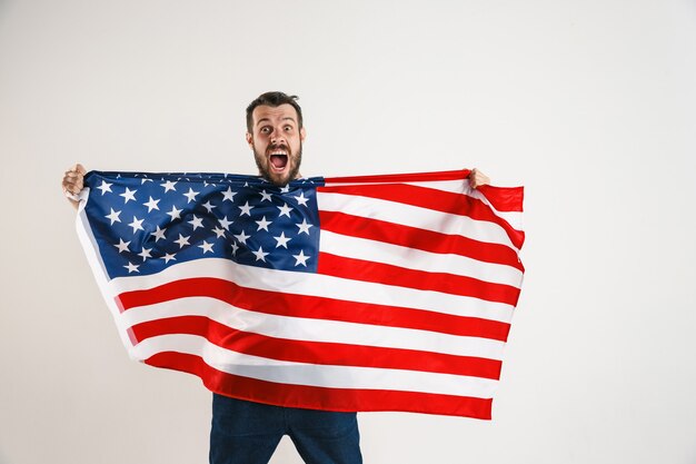 Joven con la bandera de Estados Unidos de América