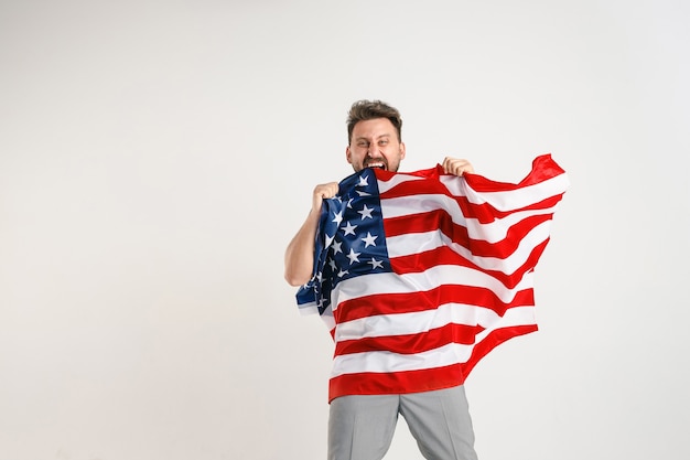 Joven con la bandera de Estados Unidos de América