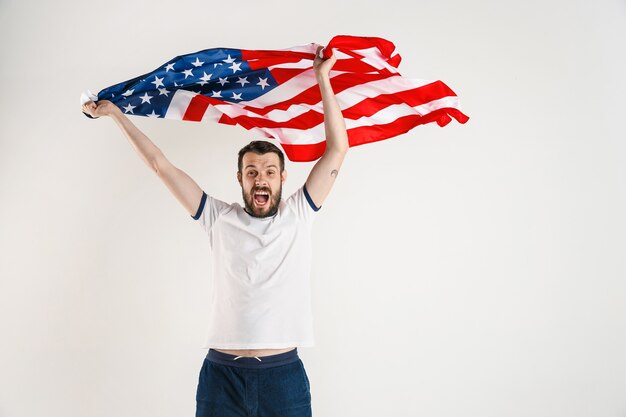 Joven con la bandera de Estados Unidos de América