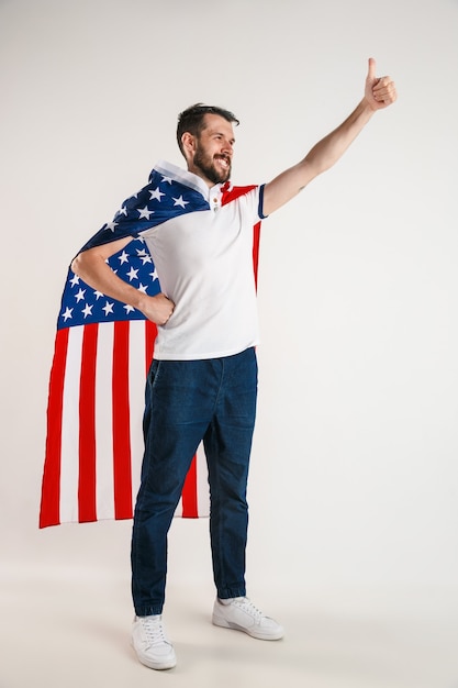 Foto gratuita joven con la bandera de estados unidos de américa