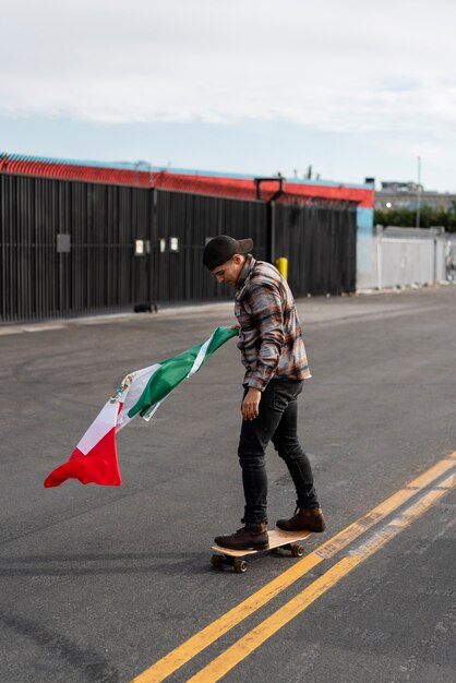 Joven con bandera mexicana en patineta