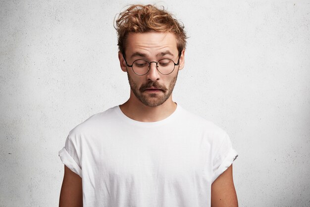 Joven con barba y gafas redondas