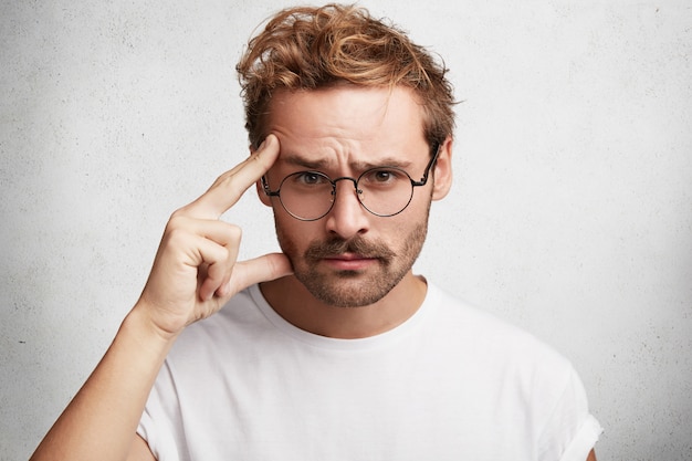 Joven con barba y gafas redondas